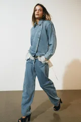 Jeans ZW Collection de tiro alto y diseño balloon leg, color celeste con efecto lavado. Presenta trabillas para cinto, bolsillos laterales ocultos en costura y cierre frontal con cremallera y botón metálico.
