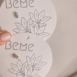 Par de aros pequeños de plata 925 con forma de hojas y circonitas engarzadas.