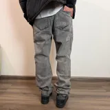 Jean de corte baggy en color negro con efecto lavado, de tiro medio y ajuste holgado en las piernas.