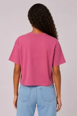 Remera manga corta de algodón color blanco, con cuello redondo y diseño holgado. Cuenta con estampado en el pecho de un paisaje de playa con palmeras en color verde.
