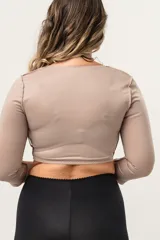 Chaleco manga larga color piel para post-operatorio de liposucción de brazos. Ganchos reforzados en delantera. Confeccionado en tela de faja de alta contención con fibra LYCRA
 XTRA LIFE.