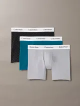 Pack de tres bóxers Calvin Klein tipo boxer brief de algodón elástico. Incluye un modelo negro con monograma estampado, uno azul oscuro liso y uno gris claro liso. Todos cuentan con cintura elástica blanca con el logo de la marca.
