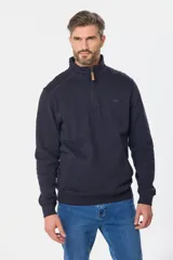 Buzo color borgoña de felpa con medio cierre frontal y cuello alto.