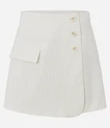 Short pollera sastre con estampado a rayas verticales, confeccionado en tejido plano con solapa delantera y botones decorativos.