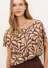 Blusa de manga corta con estampado de cebra en blanco y negro, de corte holgado y cuello redondo.