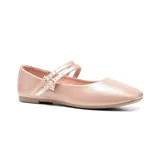 Zapato tipo bailarina de charol negro con punta cuadrada y doble tira con hebilla.