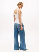 Remera de tirantes blanca con cuello cuadrado, corte slim, textura acanalada y ribete festoneado.