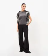 Remera básica Cortelle de ribana, color marrón, con mangas cortas y cuello redondo ajustado.