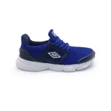 Championes urbanos azules con detalles en azul marino y blanco. Presentan el logo de Umbro en el lateral y suela blanca con diseño geométrico.