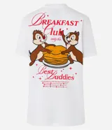 Remera blanca de algodón con cuello redondo y mangas cortas. Estampa de Chip y Dale en la espalda con texto "Breakfast Club" y "Best Buddies".