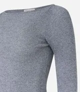 Vestido midi de punto acanalado, con diseño ajustado al cuerpo, cuello barco y mangas largas. Confeccionado en tejido de punto texturizado.