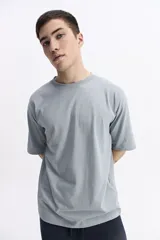 Remera lisa oversize de algodón, color azul claro, con escote redondo y mangas cortas.