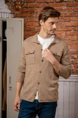 Overshirt de lana melange en color gris, con cuello camisero, cierre frontal de botones y dos bolsillos frontales con solapa.