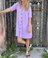 Vestido corto de morley color rojo con botones grandes.