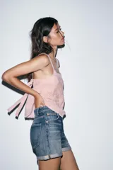 Bermuda de tiro alto confeccionada en denim, con diseño de cinco bolsillos, trabillas para cinturón y bajo con dobladillo vuelto.