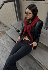 Jean de tiro bajo con calce ajustado en la parte superior y corte flare en la parte inferior. Presenta costuras con pespuntes en color rojo y detalle de bordado en el bolsillo delantero.