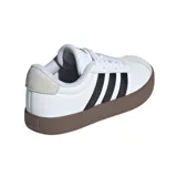 Zapatillas Adidas VL Court 3.0, de cuero blanco con las tres tiras clásicas en negro, detalles en gamuza gris en la puntera y el talón, y suela marrón.