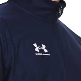 Conjunto deportivo Under Armour Challenger negro, compuesto por campera con cierre y pantalón. Ambos con logo de la marca en color blanco.