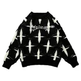 Sweater de punto negro con diseño de cruces blancas, cuello redondo y bordado con la palabra "Starrr" en el pecho.