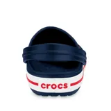 Zuecos Crocs modelo Crocband, color azul marino con suela blanca y raya roja.