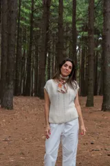 Chaleco tejido a mano en dos agujas con hilado 100% baby alpaca teñido artesanalmente, color magenta matizado. Diseño ligeramente oversize, de hombros anchos y cuello tipo bote, con puntos calados en frente y espalda y tajos a los lados en el bajo.