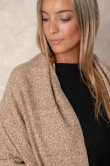 Pashmina de textura suave en color bordó, con diseño rectangular y terminaciones con flecos en los extremos.