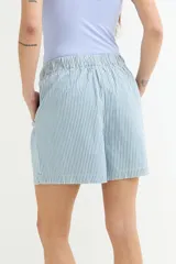 Short de mujer color verde militar, de tela tipo gabardina, con cintura elástica fruncida y bolsillos laterales.