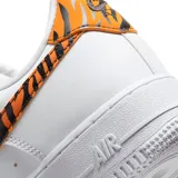 Championes Nike Air Force 1 de corte bajo, color blanco con detalles de estampado animal print de tigre en naranja y negro en el swoosh lateral y en el talón.