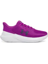 Championes de running Under Armour modelo Phade RN 3, color fucsia con suela blanca. Presentan parte superior de malla transpirable, logo de la marca en el lateral y entresuela de EVA para mayor amortiguación.