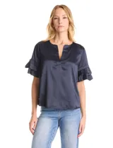 Blusa de satén color azul marino con escote en V y mangas cortas con tres capas de volados superpuestos.