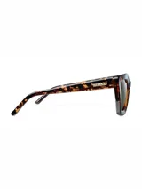 Lentes de sol con armazón estilo cat-eye en estampado carey y cristales polarizados en color verde oscuro.