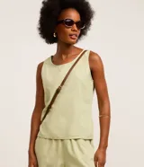 Blusa sin mangas de sarga color verde claro, con escote redondo y diseño liso.
