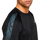 Remera Asics de hombre color celeste, de corte clásico y mangas cortas. Presenta el logo de la marca reflectante en el pecho y detalles de diseño en las mangas.