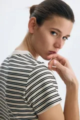 Remera de algodón con cuello redondo ribeteado y diseño a rayas horizontales finas.