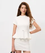 Blusa de punto Roma color blanco, con diseño peplum, cuello alto, mangas cortas y detalle de cinturón fino integrado en la cintura.
