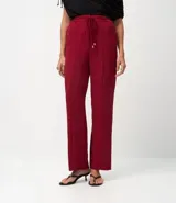 Pantalón de corte recto confeccionado en tejido airflow de poliéster. Presenta cintura elástica con cinturón del mismo tejido para lazo frontal y una caída fluida.