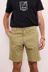 Bermuda de vestir de gabardina color verde militar, de corte regular, con bolsillos laterales y traseros, y cierre frontal con botón y cremallera.
