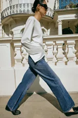 Jeans de tiro alto y corte recto de pernera larga, con diseño clásico de cinco bolsillos y costuras en contraste. Cierre frontal con cremallera y botón metálico.