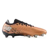 Championes de fútbol New Balance Tekela v4 Pro FG, modelo ST1FLCB4 para hombre, en color cobre metalizado y negro con detalles plateados. Cuenta con empeine de punto elástico Hypoknit, cuello de punto 3D y suela ligera de nailon con tacos para terreno firme.