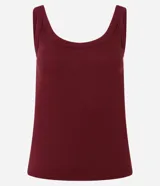 Blusa musculosa de ribana color blanco, con escote en U.