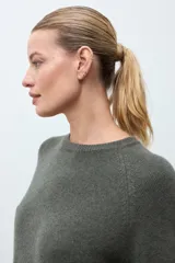 Sweater de tejido de punto con mezcla de cashmere, color beige melange, de cuello redondo, manga larga y corte recto con terminaciones acanaladas.