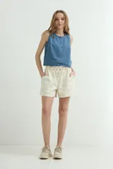 Short de denim azul con cintura elastizada fruncida, cordón de ajuste y bolsillos delanteros parcheados.