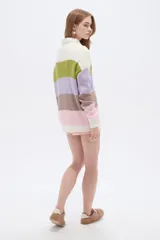 Sweater de punto de algodón con diseño de rayas horizontales multicolor, cuello redondo y mangas largas.