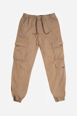 Pantalón cargo color beige con cintura elástica y cordón ajustable, múltiples bolsillos laterales con solapa y puños elásticos en los tobillos.