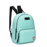 Mochila urbana Las Oreiro de diseño acolchado con costuras cuadradas. Presenta un compartimento principal con cierre, bolsillo frontal con cierre, correas ajustables negras con logo y detalle de corazón rojo bordado en la parte inferior.