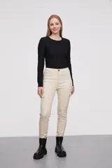 Pantalon tipo cargo de jean en color natural, con bolsillos laterales con solapa y cierre frontal con botón y cremallera.