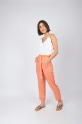 Pantalón color salmón, de corte recto, con bolsillos laterales y lazo de la misma tela para ajustar a la cintura.