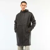 Parka larga negra con capucha y efecto cascada, de material sintético impermeable.