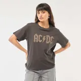 Remera gris oscuro de manga corta, con cuello redondo y estampa frontal del logotipo de la banda AC/DC en animal print.