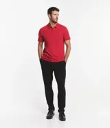 Remera polo de corte comfort, confeccionada en algodón peruano de alta calidad. Presenta cuello clásico con tapeta de botones y mangas cortas. Diseño liso y texturizado, ideal para un look casual y fresco.